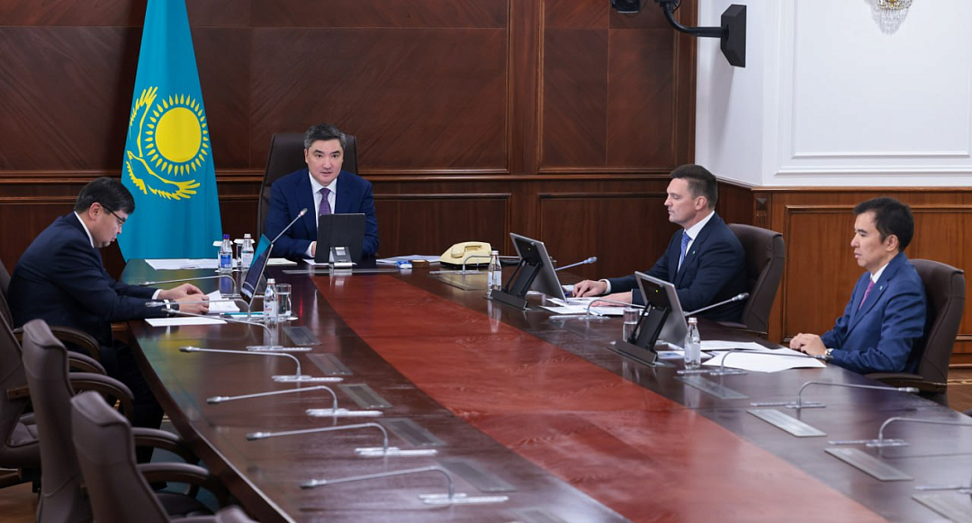 Olzhas Bektenov chairs a meeting of the Eurasian Development Bank’s Council