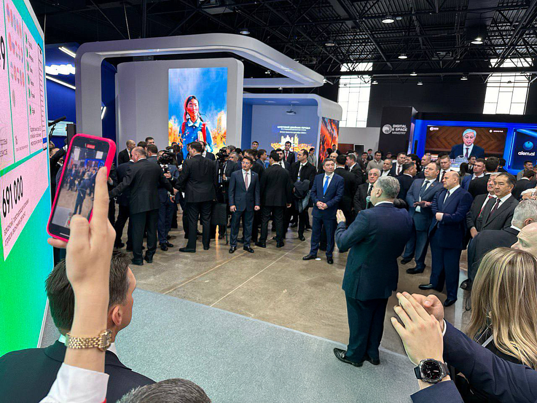 Tigran Sargsyan, Vice Chairman of the EDB Management Board, showcases the Fund for Digital Initiatives’ projects at Digital Almaty 2025