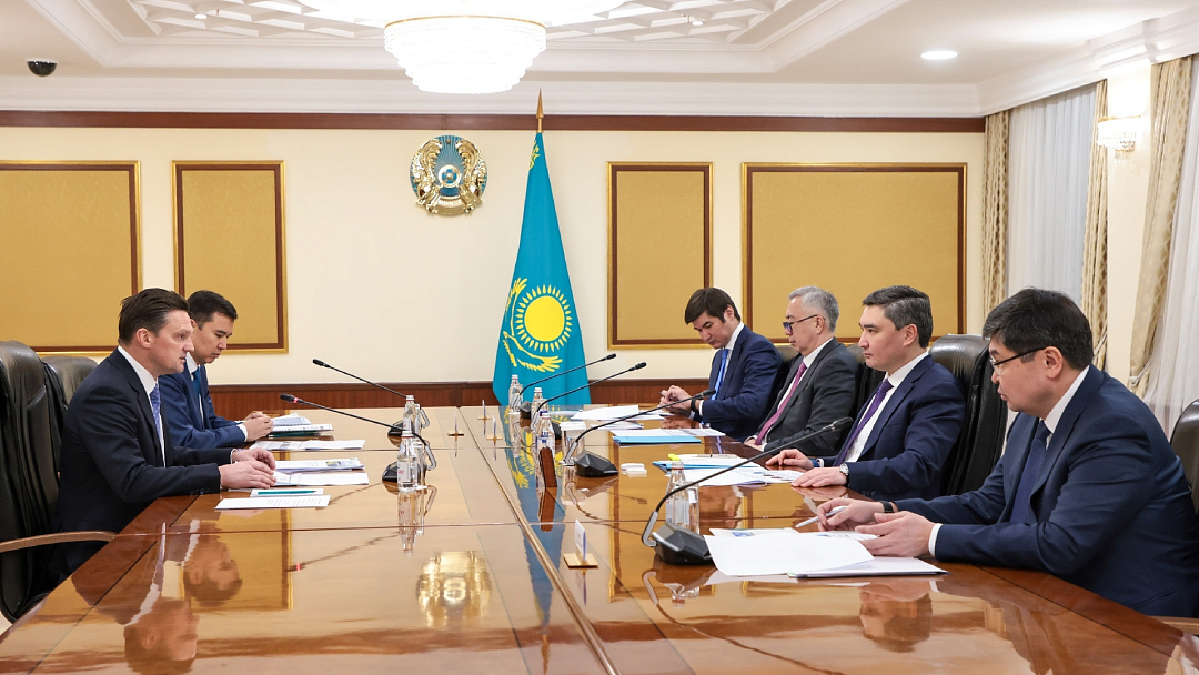 Olzhas Bektenov and Nikolai Podguzov, Head of the EDB, discuss joint implementation of infrastructure projects