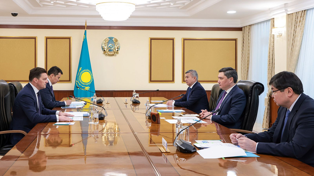 Olzhas Bektenov, Prime Minister of Kazakhstan, met with Nikolai Podguzov, Chairman of the EDB Management Board.